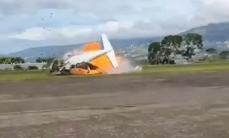VIDEO/ Aksident ajror në Venezualë, aeroplani përmbyset në nisje dhe përfshihet nga flakët, dy viktima dhe dy të plagosur