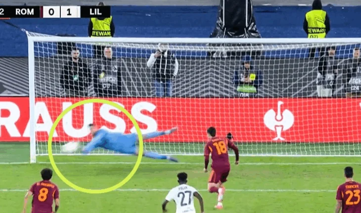 VIDEO/ Arbitri i përsërit penalltinë Romës tre herë, portieri i turpëron dhe i pret të gjithë 11-metërshat