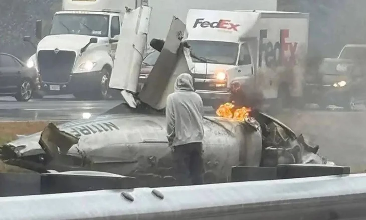 VIDEO/ Avioni rrëzohet mbi autostradë, humbin jetën personat në bord! Momente tmerri për pasagjerët