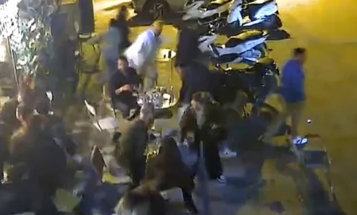 VIDEO | Banorë që vrapojnë dhe ndërtesa që dridhen, dalin pamje nga tërmeti i fuqishëm në Turqi