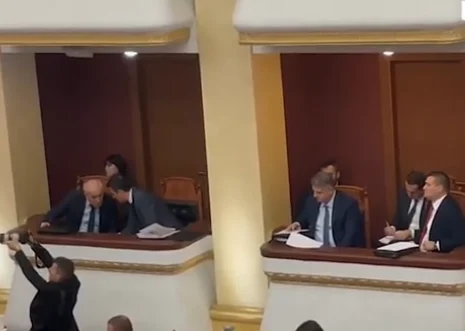 (VIDEO) Berisha flet në sallë/ Dumani dhe Çela në seancën plenare, dëgjojnë debatin nga llozhat e Kuvendit