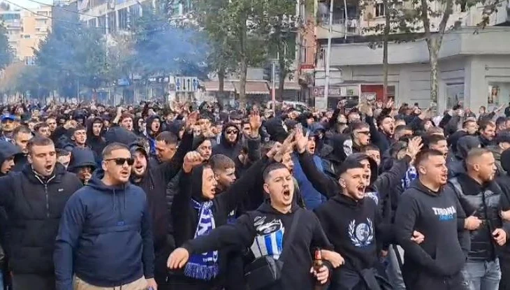 VIDEO/ Derbi i kryeqytetit, tifozët bardheblu elektrizojnë rrugët e Tiranës, marshojnë drejt stadiumit