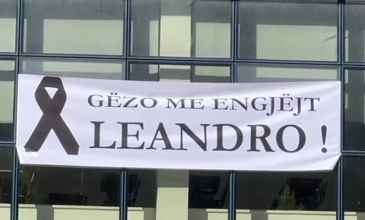 VIDEO / “Gëzo me Engjëjt Leandro!” Ditë zie në gjimnazin “Ali Demi” në Vlorë