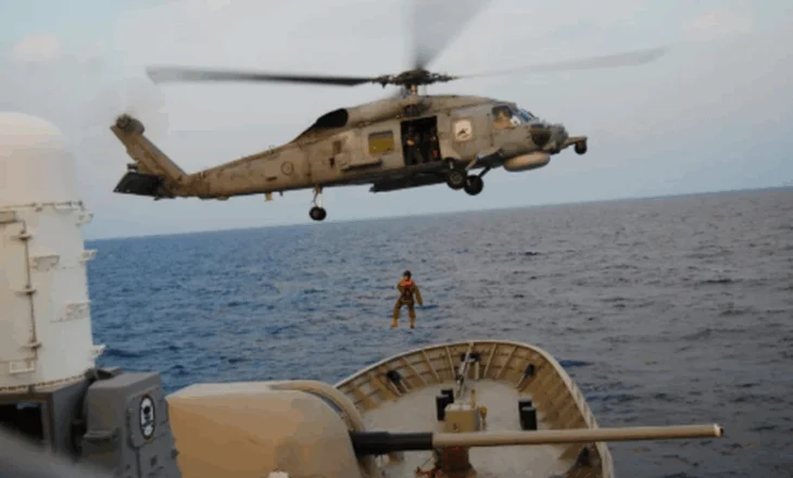 VIDEO / Greqia shpalos forcën: Tanke, helikopterë dhe anije në një skenar real lufte…