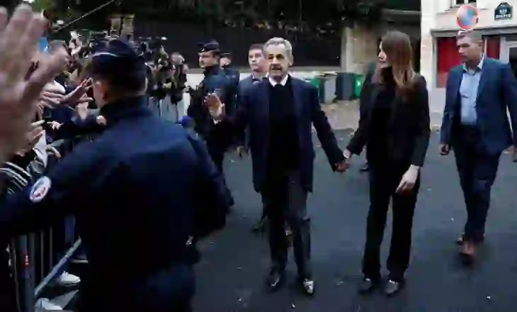 VIDEO / Ja si hyn një ish-president me këmbët e veta në burg!