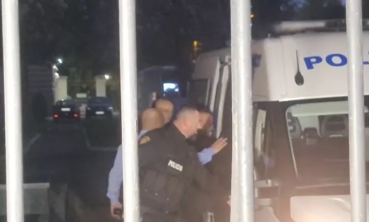 Video/ “Ju dua shumë”, momenti kur Veliaj del nga Kushtetuesja për në burgun e Durrësit