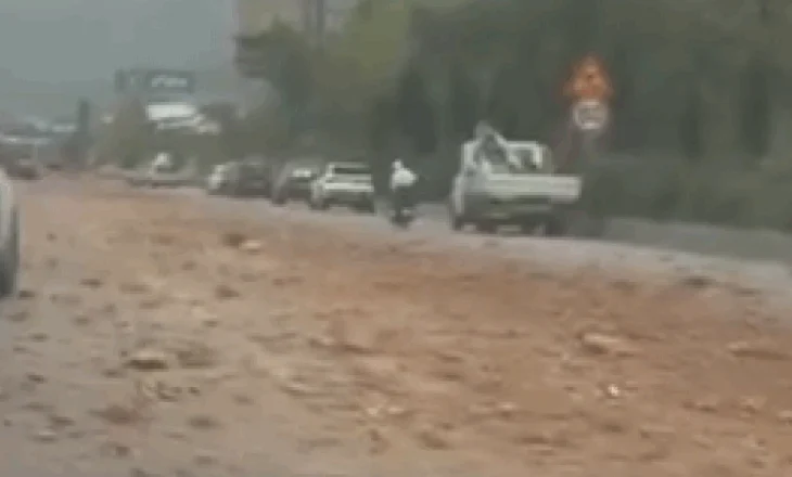 VIDEO/ Kamionit i derdhen inertet në Unazën e Madhe në Tiranë, rrezikohen shoferët