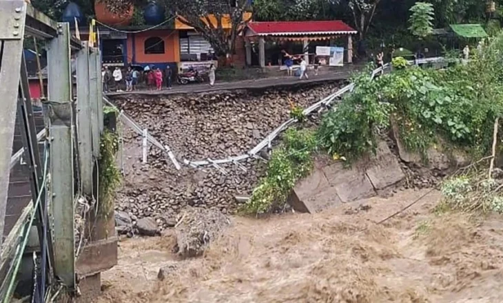 VIDEO/ Katastrofë nga moti i keq, të paktën 60 të vdekur nga përmbytjet dhe rrëshqitjet e tokës në Indi e Nepal