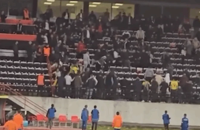 (VIDEO) Kërcet grushti në pushimin e ndeshjes/ Rikthehet dhuna në Superiore, ja çfarë ndodhi tek Elbasani-Bylis