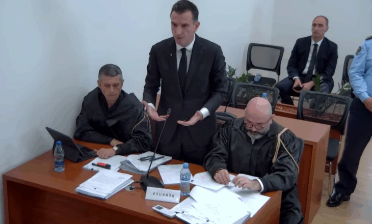 VIDEO-LAJM/ Masat e sigurisë brenda Kushtetueses, efektivi i policisë ngrihet në këmbë sa herë Veliaj i përgjigjet pyetjes së gjyqtarëve