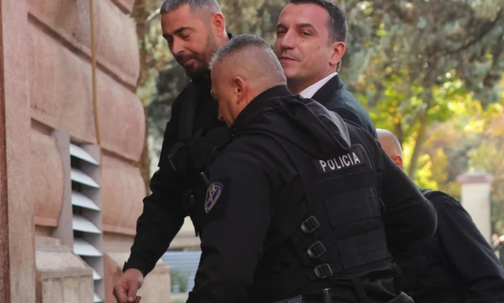 Video-Lajm/ Me pranga në duar dhe i rrethuar nga policët, momenti i mbërritjes së Erion Veliajt në Gjykatën Kushtetuese