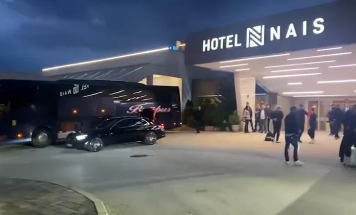 VIDEO/ Me super masa sigurie, ekipi kuqezi del nga hoteli dhe niset drejt stadiumit