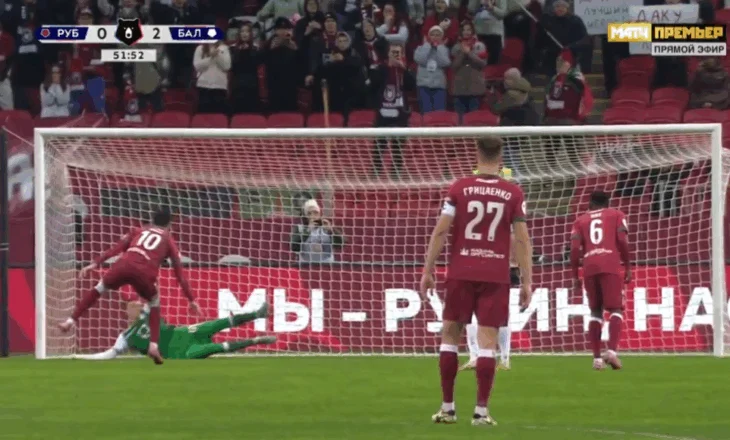 VIDEO/ Mirlind Daku humb duelin me portierin, forca nuk u mjafton për të shënuar penalltinë