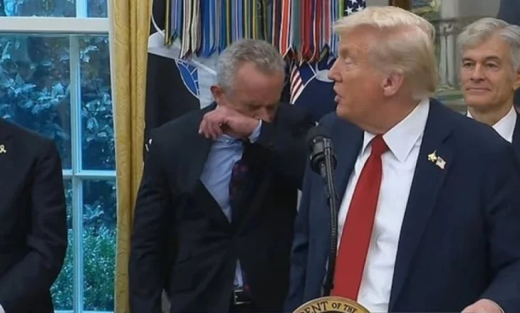 VIDEO/ Momente humori në Shtëpinë e Bardhë: Trump i trembet Covid-it pas teshtimës së Kennedy Jr, i kërkon Paxlovid CEO-s së Pfizer