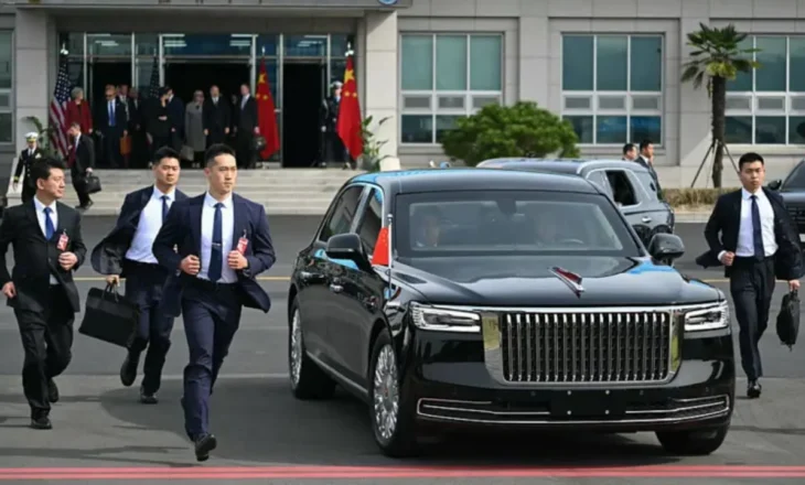Video/ “Muri njerëzor” i Xi Jinping trondit Seulin, rojat vrapojnë për të mbrojtur liderin kinez