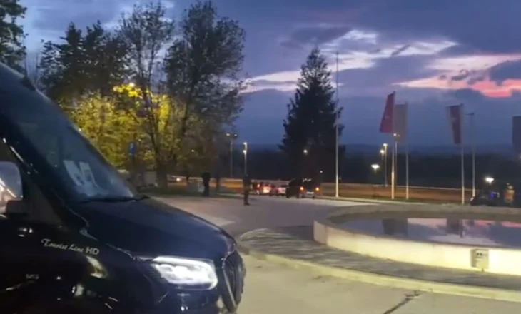 VIDEO/ Nën masa të rrepta sigurie, kombëtarja niset drejt stadiumit