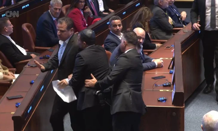 VIDEO/ ”Njihni Palestinën”, anëtari i parlamentit të Izraelit proteston kundër Trump, nxirren jashtë dy deputetë