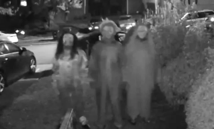 Video/ Pamje shqetësuese para hyrjes së banesës, tre persona të maskuar kërcënojnë me vdekje një grua dhe fëmijët e saj