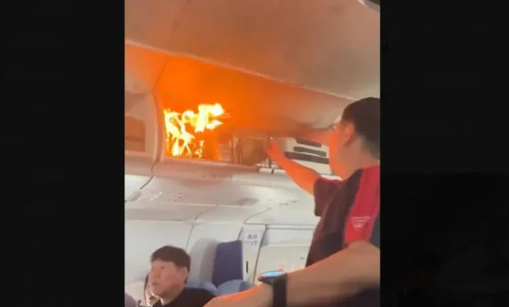 Video/ Panik në ajër, merr flakë bateria në çantën e pasagjerit, avioni bën ulje emergjente në Kinë