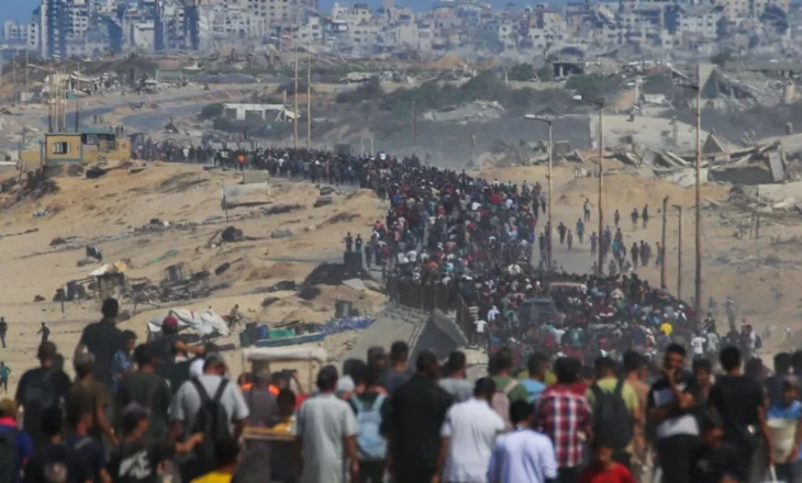 VIDEO/ Pas tërheqjes së forcave izraelite, mijëra palestinezë fillojnë të rikthehen në Gaza