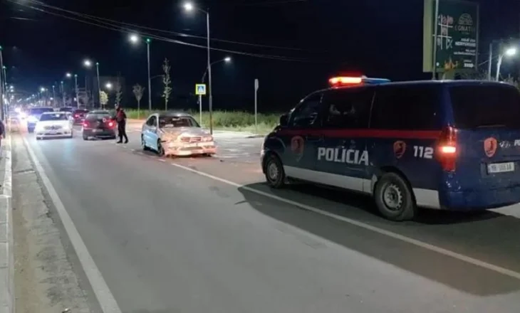 VIDEO/ Përplasen dy makina në Fier, plagosen shoferët