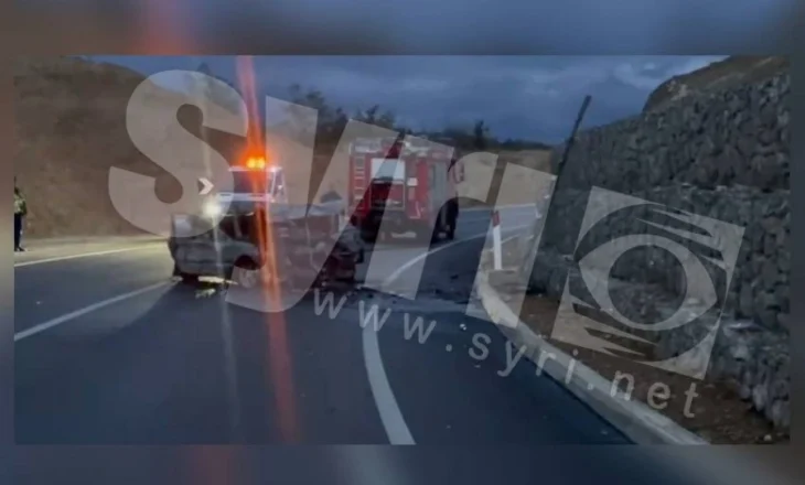 VIDEO/ Përplasen ‘kokë më kokë’ dy makina në Qafë Plloçë, njëra përfshihet nga flakët