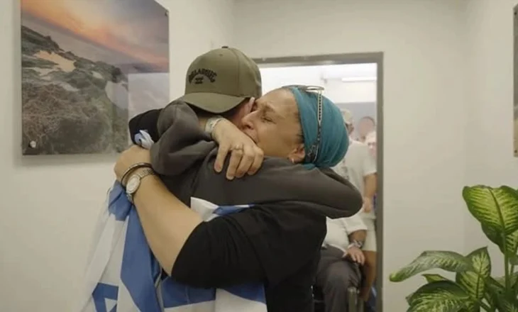 VIDEO/ Përqafime e lot, momentet kur pengjet izraelite u ribashkuan me familjet e tyre në atdhe