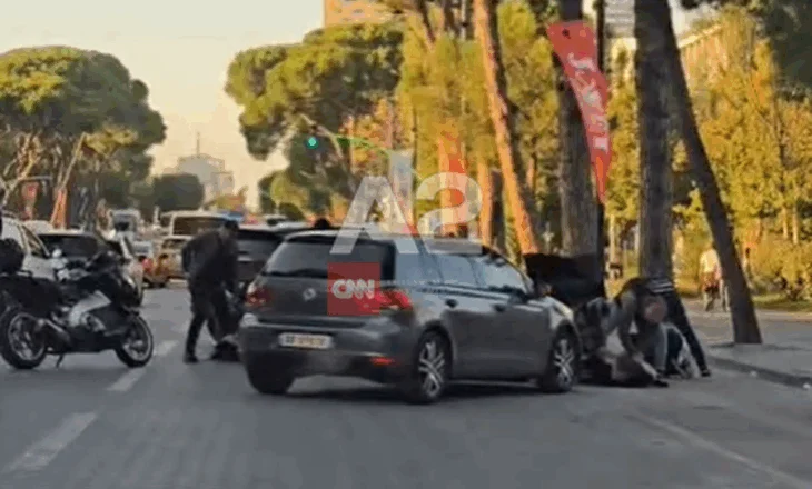 VIDEO / Policia ndalon ‘Audin’ në mes të bulevardit në Tiranë, arreston 3 persona