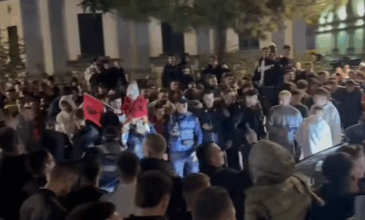 VIDEO/ Rrënqethëse! “Policia është më ne”! Shteti i bie bories dhe feston me tifozëve, Tirana është zjarr pas fitores me Serbinë
