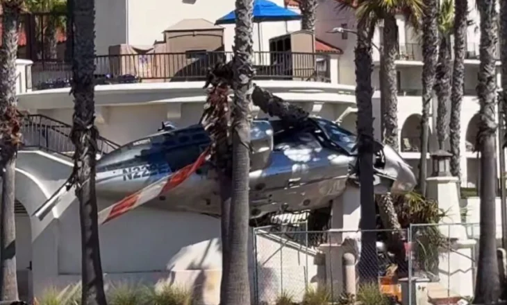 VIDEO/ Rrëzohet helikopteri në mes të plazhit në Kaliforni, mes të plagosurve edhe fëmijë