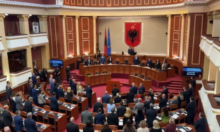 VIDEO/ Seanca plenare, mbahet një minutë heshtje në nderim të gjyqtarit Astrit Kalaja