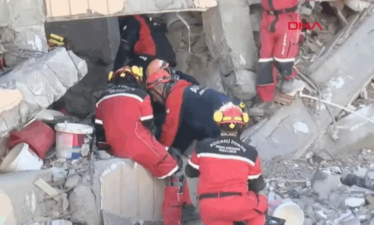 VIDEO/ Stambolli në ankth, shembet ndërtesa shtatëkatëshe, familjet mbeten nën rrënoja
