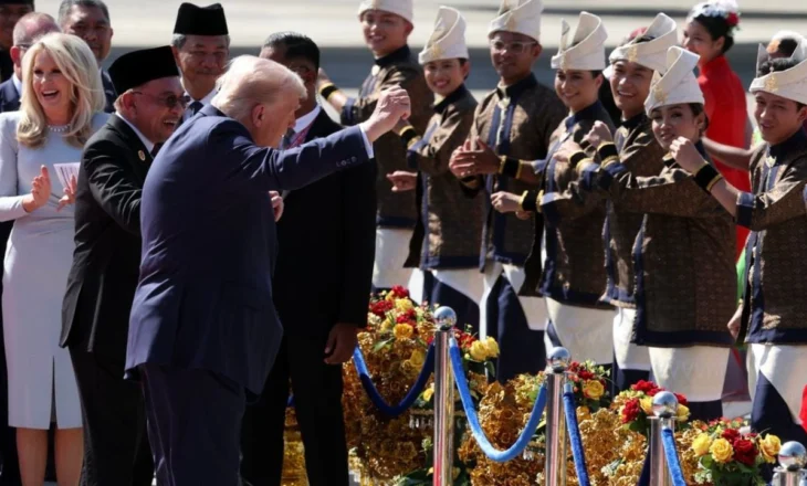 VIDEO/ Trump e nis turin e aziatik me kërcim, kreu i Shtëpisë i bashkohet valltarëve malajzianë sapo zbret nga avioni presidencial