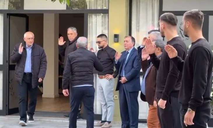 VIDEO / Trupi i pajetë i gjyqtarit Kalaja shkon në Shkodër, mbahen homazhe sipas traditave të veriut