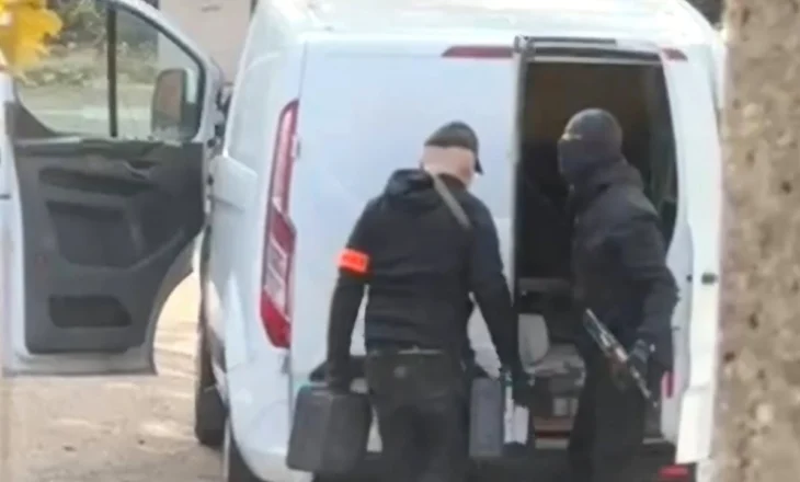 Video/ U maskuan si oficerë policie, banda e armatosur grabit punishten e arit në Francë