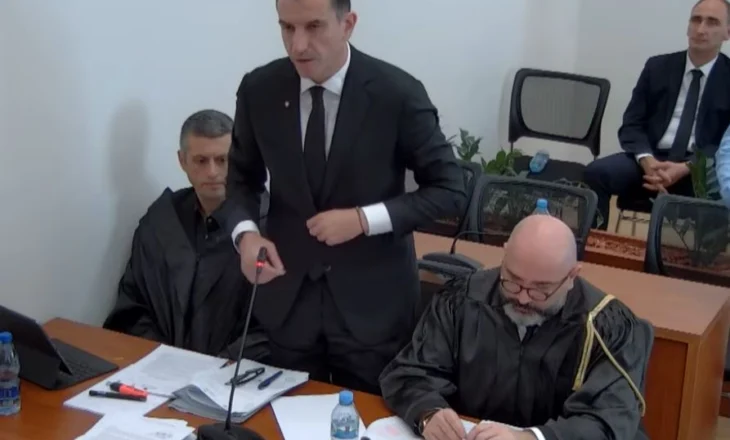 VIDEOLAJM/ Masat e sigurisë brenda GJK, efektivi i policisë ngrihet në këmbë sa herë Veliaj i përgjigjet pyetjeve