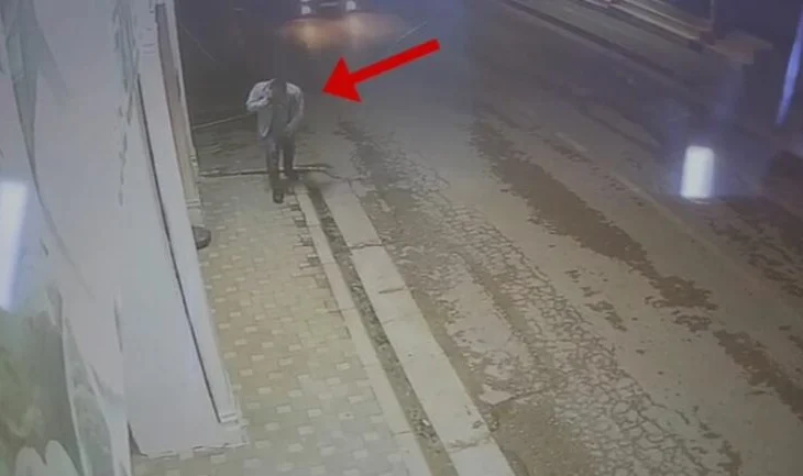 (VIDEO)Vrau me thikë 40-vjeçarin, autori shfaqet i qetë dhe duke folur në celular pas krimit