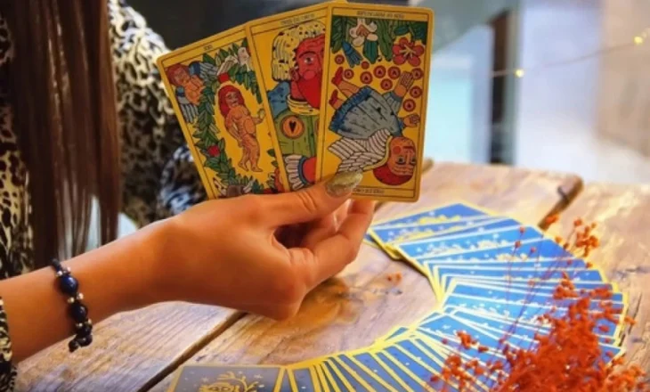 “Vit vendimesh të rëndësishme për Binjakët!”- Horoskopi i letrave tarot për vitin 2026: Akrepi do t’i japë fund marrëdhënieve toksike, peshqit…