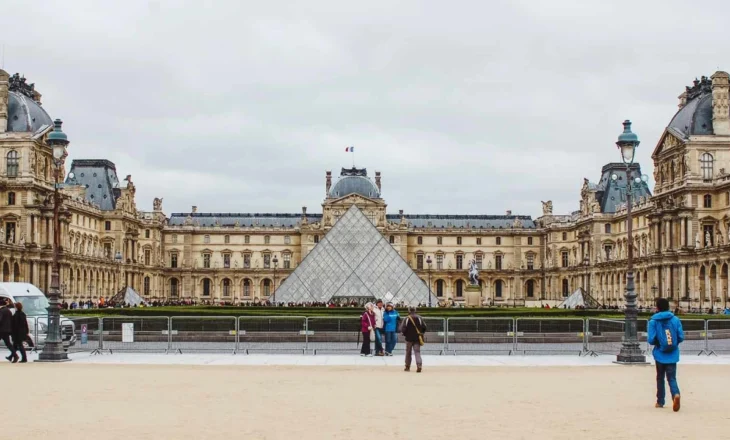 Vjedhja në muzeun e Luvrit, dy të arrestuarit pranojnë përfshirjen e tyre në grabitje