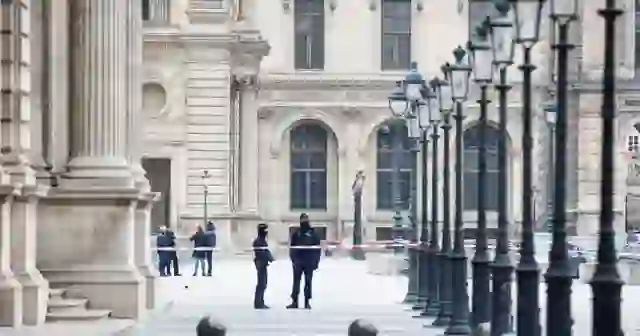 Vjedhja SPEKTAKOLARE e Muzeut të Luvrit! Arrestohet i dyshuari i tretë, bizhuteritë ende pa asnjë ‘gjurmë’