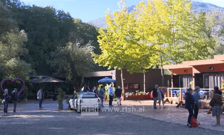 Vjeshta në Parkun Natyror të Syrit të Kaltër, destinacioni që nuk njeh stinë me turistë të shumtë