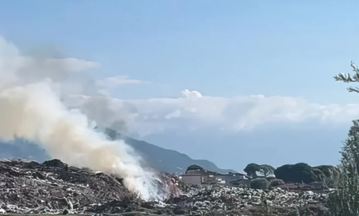 Vlora sërish në flakë, digjet fusha e mbetjeve në lagjen ’24 Maji’