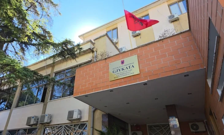 Vrasja e gjyqtarit Astrit Kalaja brenda në sallë, avokati rikthen në kujtesë plagosjen me armë në Gjykatën e Fierit përpara 18 vitesh