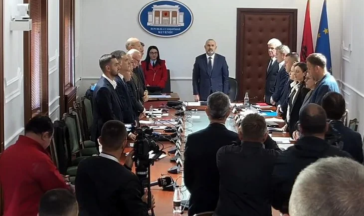 Vrasja e gjyqtarit Kalaja, Komisionet Parlamentare nisin me një minutë heshtje