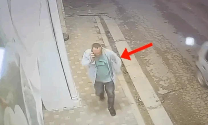 Vrau 40-vjeçarin në Babrru/ Pamjet pas krimit: Autori i qetë me telefon në vesh, ‘pastron’ njollat e gjakut