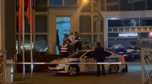 Vrau gjyqtarin në seancë, ky është momenti i shoqërimit të Elvis Shkambit nga Policia
