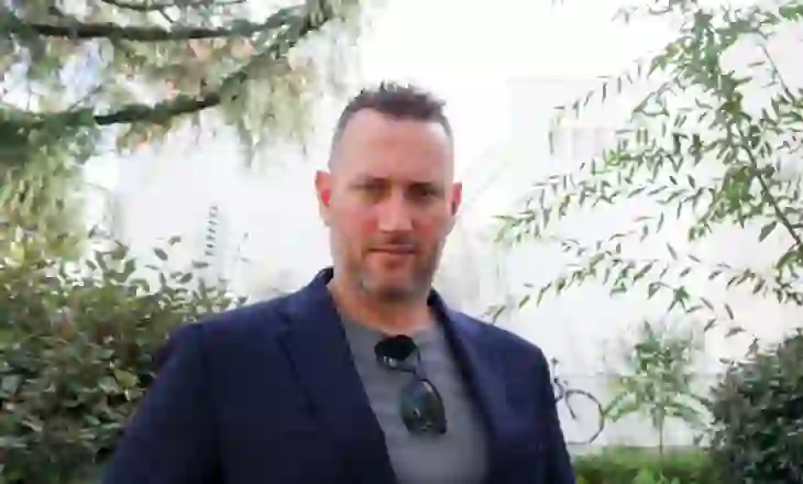 Washington Post: Flor Binajn, komediani që po tenton politikën në Tiranë