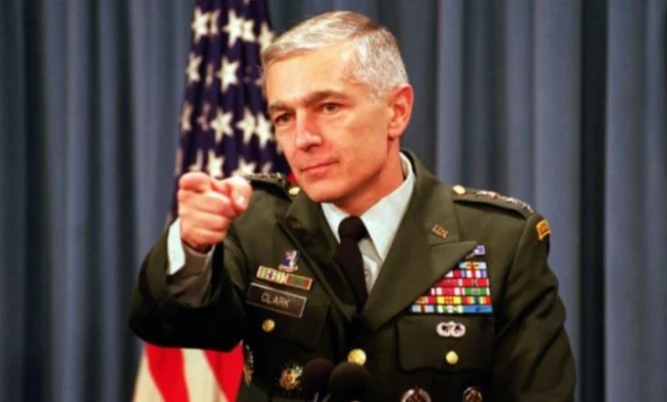 Wesley Clark dëshmitar në gjyqin ndaj Thaçit në Hagë, ish-gjenerali i NATO që udhëhoqi bombardimet kundër serbëve! 
