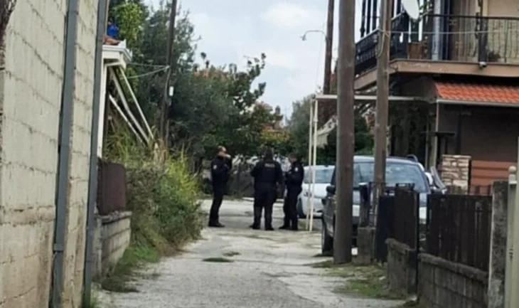 Zbardhen detaje/ Po shikonin bashkë televizor, 18-vjeçari shkoi në banjo dhe mori…Si e mbyti i riu nënën me peshqir