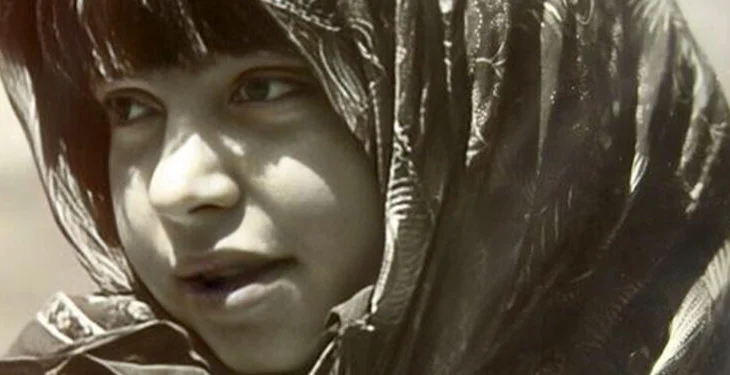 Zbukurimet e rrobave të fëmijëve me kopsa, monedha, etj, dhe kuptimi bestyt dhe spiritual